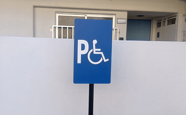 車椅子使用者用駐車場の看板